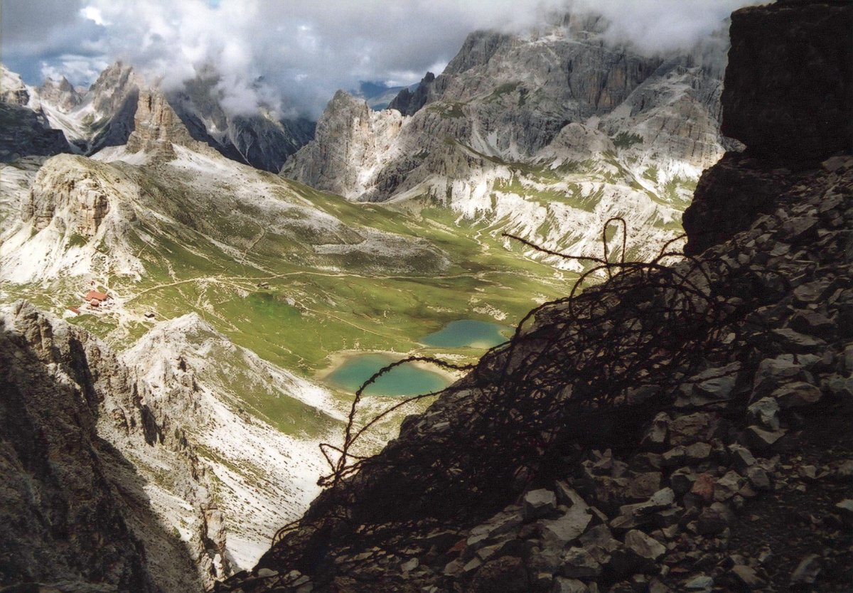 scan 024.jpg - Klettersteig auf den Paternkofel. Hier gibt es noch gut erhaltenen Stacheldraht aus dem ersten Weltkrieg. Unten bei den Seen die Drei Zinnen Hütte.
